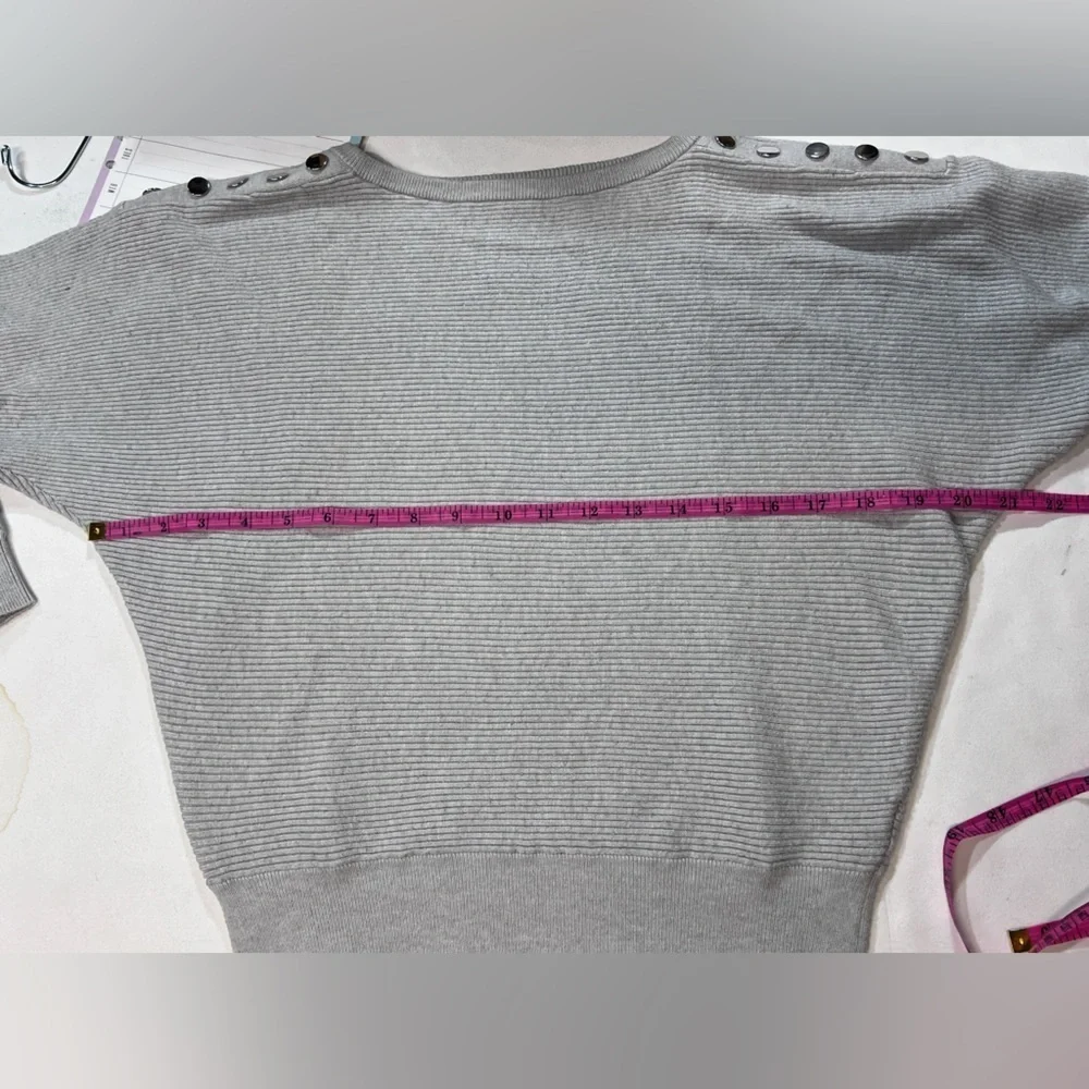 🛍️CARMEN MARC VALVO Light gray bat wing sweater‎ size S.